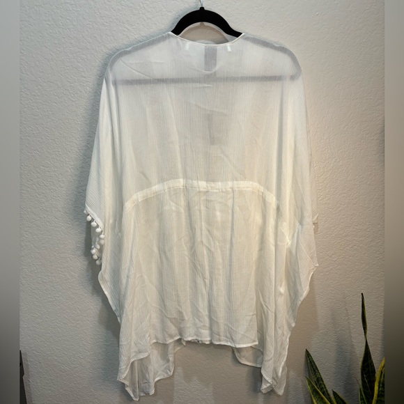 NWT- Vince Camuto Geometric Lace Pom Topper in white - Picture 6 of 6